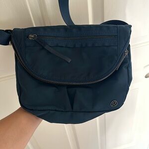 Lululemon navy blue festival bag. Excellent condition.
